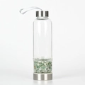 Botella de agua de vidrio con cristales naturales verdes en un compartimento separado - Aventurina Verde
