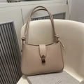 Borsa a tracolla beige minimalista con nodo sulla tracolla e fibbia in metallo vintage - Cachi
