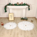 Weiße Tüll-Weihnachtsbaumdecke mit bunten Bommeln in festlicher Innenraum-Dekoration - Klein Durchmesser 78cm