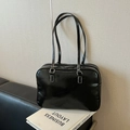 Borsa sottobraccio nera lucida con cuciture bianche a contrasto e fibbie argentate - Nero Versione Liscia