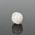 Mini sphère planète en pierre blanche polie avec anneau central et reflet miroir - Cristal de roche