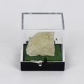 Spécimen de cristal minéral vert-jaune naturel dans une boîte de présentation noire - Citrine