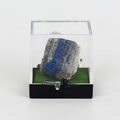 Spécimen de pierre naturelle Lapis-Lazuli en boîte vitrée avec socle en herbe - Lapis-lazuli
