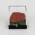 Spécimen de jaspe rouge brut dans une boîte en acrylique transparente avec socle en herbe - Jaspe Rouge