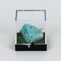 Spécimen de minéral amazonite naturel dans sa boîte acrylique avec socle noir - Amazonite