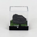 Spécimen minéral de tourmaline noire naturelle dans une boîte en acrylique avec base d'herbe - Tourmaline Noire