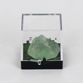 Spécimen de cristal minéral naturel vert dans une boîte d'affichage en acrylique transparent - Fluorite
