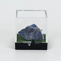 Spécimen de minerai bleu foncé naturel dans une boîte en acrylique avec gazon artificiel - Sodalite bleue