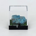Spécimen de cristal d'apatite bleue dans une boîte en acrylique avec herbe verte - Apatite