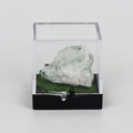 Spécimen de cristal blanc naturel avec points verts dans un coffret transparent - Chrysocolle
