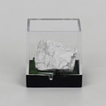Spécimen de cristal howlite blanc naturel dans une boîte avec socle en gazon vert - Howlite