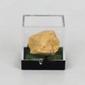 Spécimen de pierre minérale jaune naturelle dans une boîte d'exposition en acrylique - Aventurine Jaune