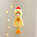 Colgante de pollito de Pascua de peluche amarillo con zanahoria para fiestas - Estilo Sosteniendo Zanahoria