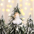 Angelo di Natale con paillettes d'argento e ali su un albero innevato - Angelo in piedi bianco