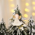 Kerstengel hanger met witte jurk en gouden vleugels aan een besneeuwde boom - Gouden engel met linkerhandknuffel