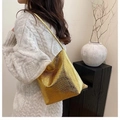 Schicke goldene Bucket Bag mit Krokodilprägung, verstellbarem Schultergurt und Metallic-Finish - Gold