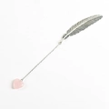 Marcador de pluma metálica plateada con un delicado colgante de cristal rosa de corazón - Cuarzo rosa