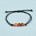 Bracciale in cordino nero fatto a mano con tre perle di agata rossa e accenti dorati - Agata rossa