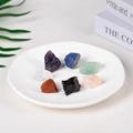 Set di sette pietre naturali grezze tra cui ametista e quarzo su un piatto bianco - Combinazione 3 / Piccolo (1-2)