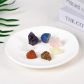 Set di sette cristalli curativi naturali con ametista e quarzo su un piatto bianco - Combinazione 4 / Piccolo (1-2)
