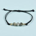 Bracciale minimalista in cordino nero con tre perle di pietra di luna grigia e oro - Labradorite