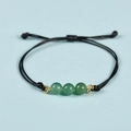Bracciale minimalista in cordino nero con tre pietre preziose verdi e dettagli dorati - Avventurina Verde