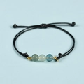 Bracciale cordino nero minimalista con tre perline di pietre preziose blu-verdi - Fluorite