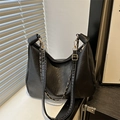 Schicke schwarze Hobo-Tasche mit Litschi-Muster, Goldbeschlägen und Kettenriemen im Licht - Schwarz