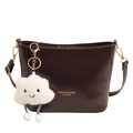 Borsa a secchiello in pelle bordeaux lucida con hardware dorato e ciondolo a nuvola - Marrone