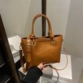 Elegante bolso de cubo vintage en cuero marrón con herrajes dorados para mujer. - Marrón