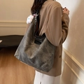 Bolso tote grande de mezclilla gris con colgante de gato y cadena de acrílico - Negro