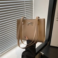 Bolso de hombro beige minimalista con hebilla de mariposa plateada y asas finas - Caqui