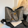 Dunkelgraue große Shopper-Tasche mit schwarzen Ledergriffen und Logo-Emblem - Schwarz