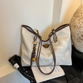 Retro beige Tragetasche mit braunem Lederriemen und Metalllogo im Vintage-Stil - Weiß