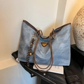 Blaue Denim Tote Bag mit braunem Lederbesatz und Dreieckslogo für den Alltag - Blau