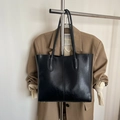 Borsa tote nera in ecopelle con cucitura verticale e lunghi spallacci per uso quotidiano - Nero
