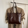 Borsa tote retrò marrone scuro in pelle lucida cerata con ampi manici a spalla - Marrone