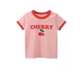 Detail van roze katoenen kinder t-shirt met kersenprint en rode contrastkraag - 90cm / Roze