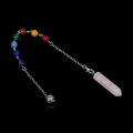 Rosenquarz Chakra Pendel mit Regenbogensteinen und silberner Metallkette als Accessoire - Rosenquarz
