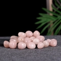 Natürliche polierte Rosenquarz Trommelsteine für Dekoration und Heilung auf dunkler Basis - Rosenquarz 2-3cm 100g