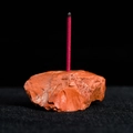 Base de brûleur d'encens en pierre brute brun-rouge avec texture cristal rustique - Rouge