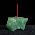 Porte-encens en cristal vert naturel avec un bâtonnet allumé dans un décor zen apaisant - Vert