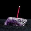 Porte-encens en améthyste naturelle brute avec des bords en cristal non polis - Violet