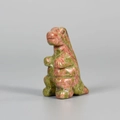 Süße Dinosaurier-Figur aus Unakit-Stein mit grüner und rosa melierter Naturtextur - Unakit