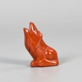 Handgeschnitzte Wolf-Figur aus rotem Jaspis in heulender Pose für Kristalldekor - Roter Jaspis