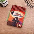 Λεπτομέρεια τσάντας δώρου Halloween με μαύρη γάτα και κολοκύθα σε ξύλινη επιφάνεια - Στυλ Ε (Маυρη Γάτα)