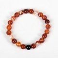 Naturrote Achat-Perlenarmband mit polierten Karneolsteinen und einer einzelnen schwarzen Perle - Roter Achat