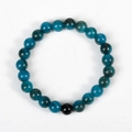 Blaues Apatit-Perlenarmband mit einem schwarzen Obsidian-Akzent auf weißem Grund - Apatit