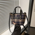 Schicke blau-beige karierte Webhandtasche mit schwarzen Lederriemen und Goldnieten - Schwarz