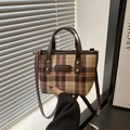 Retro-Handtasche mit Karomuster, braunen Ledergriffen und goldenen Nieten - Braun